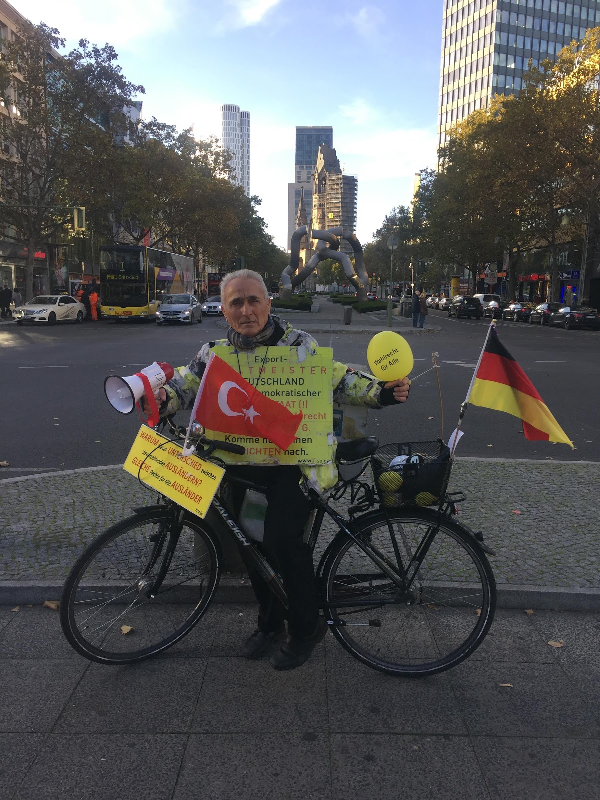 Aydin Akin mit Rad auf der Tauentzienstraße