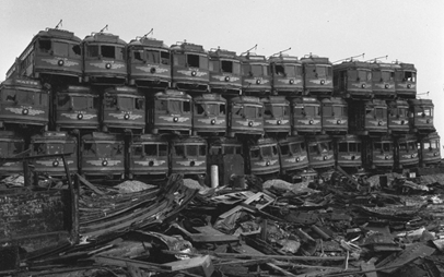 Straßenbahnwagen auf einem Schrottplatz 1956