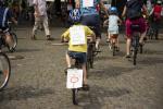 Kind auf Fahrrad mit Plakat