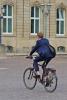 Radfahrer im Anzug auf dem Stuttgarter Schlossplatz