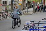 Radfahrerin im Mantel auf der Eberhardstraße, einer der ersten Fahrradstraßen in Stuttgart