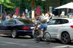 Radfahrer mit Rucksack auf der Fahrradstraße Tübinger Straße in Stuttgart