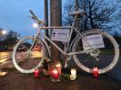 Mahnwache und Geisterrad für einen getöteten Radfahrenden.